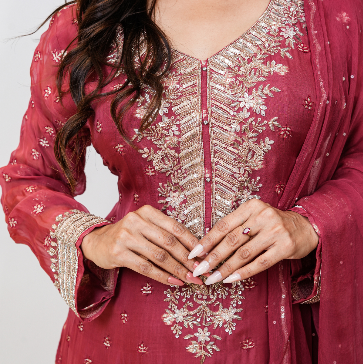 Immerse yourself in refined elegance with this hand-embellished rose pink Sharara suit from Nawazish. Intricate threadwork and delicate sequin embroidery adorn the neckline and hem, while the fluid sharara silhouette offers movement and grace. This ensemble is perfect for weddings, family celebrations, or Eid festivities—a look that speaks softly, but leaves a lasting impression.
Customisable sizing available. Ships worldwide.