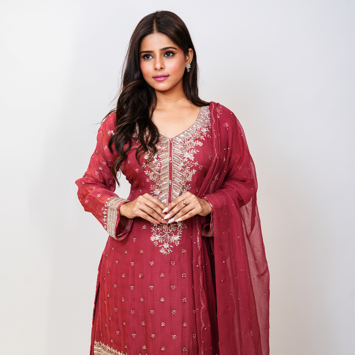 Crafted for women who cherish timeless silhouettes and thoughtful detail, this hand-embellished Sharara suit in rose pink is a blend of sophistication and tradition. Zari, sequins, and subtle hand embroidery run along the neckline and kurta hem, paired perfectly with a graceful sharara bottom. An ideal pick for pre-wedding events, cultural celebrations, and intimate festive evenings.
Now available in all sizes, with worldwide shipping.