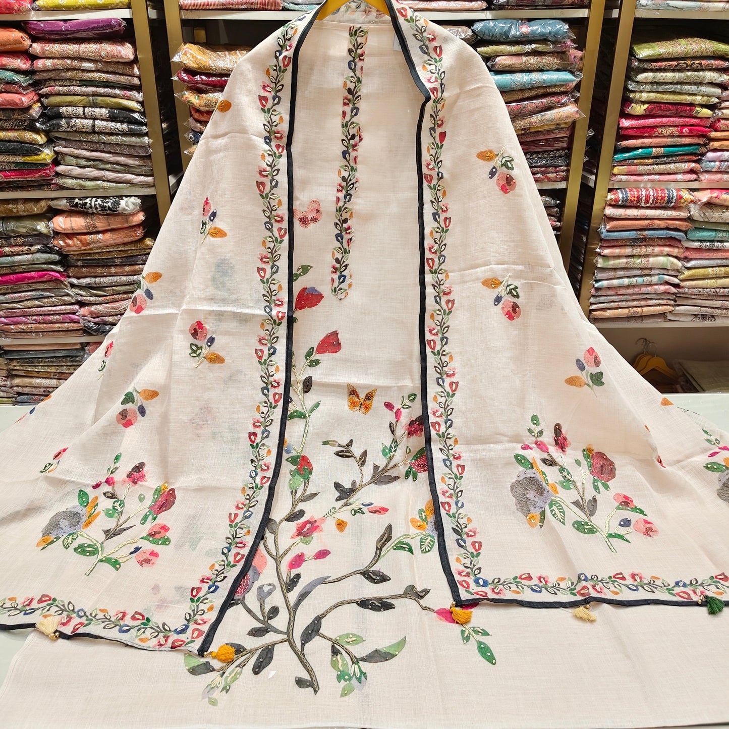 Beige Linen Unstitched Suit
Linen Suit with Knot Work
Printed Linen Dress Material
Floral Dupatta Suit Set
Designer Unstitched Linen Suit
