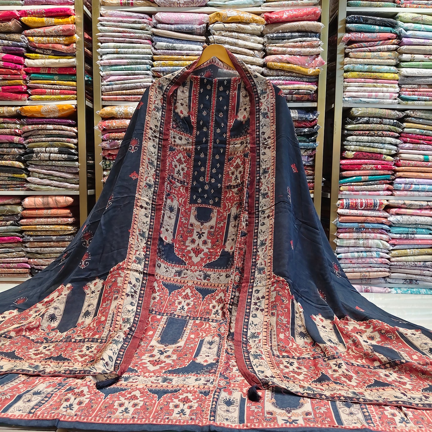 Muslin Unstitched Suit Set
Zari Work Muslin Suit
Printed Neck Designer Suit
Muslin Dupatta Suit Collection
Women's Festive Ethnic Wear
