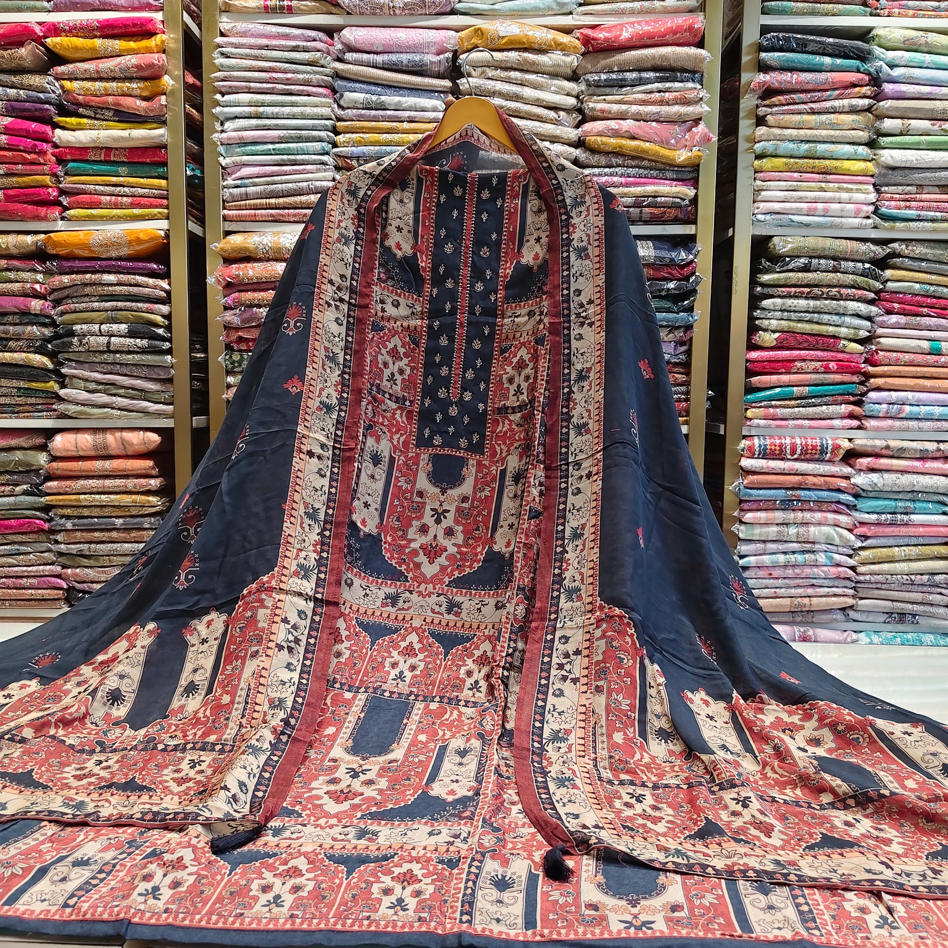 Muslin Unstitched Suit Set
Zari Work Muslin Suit
Printed Neck Designer Suit
Muslin Dupatta Suit Collection
Women's Festive Ethnic Wear