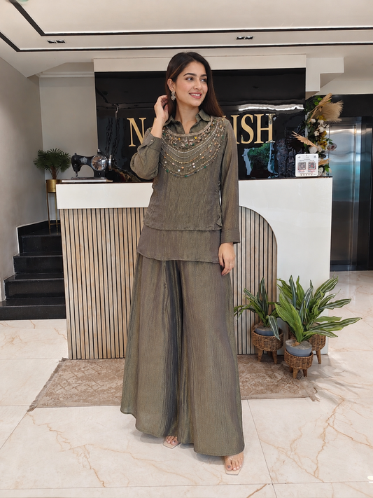 Silver Gold Crush Tissue Indo-Western Set
Designer Crush Tissue Kurta Set
Handwork Cutdana Crystal Outfit
Wedding Wear Indo-Western
Luxury Ethnic Wear